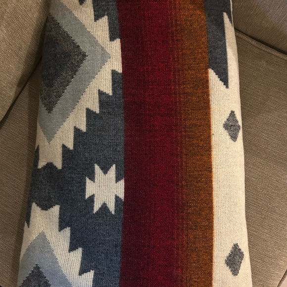 Geometric Patterned Blanket - Picture 4 of 6
